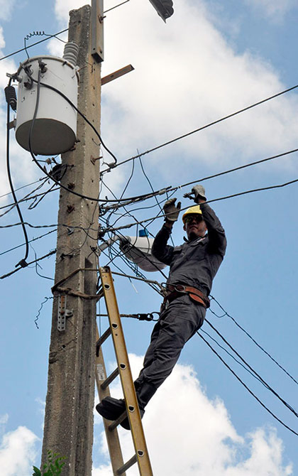 Liniero de la Empresa Eléctrica en recuperación tras huracán Irma. Liniero de la Empresa Eléctrica en recuperación tras huracán Irma.