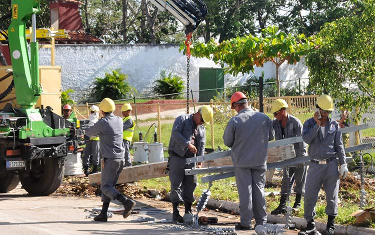 Linieros de Holguín laboran en Villa Clara. Linieros de Holguín laboran en Villa Clara.