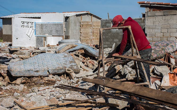 Hombre trabaja en casa derrumbada por huracán Irma. Hombre trabaja en casa derrumbada por huracán Irma.