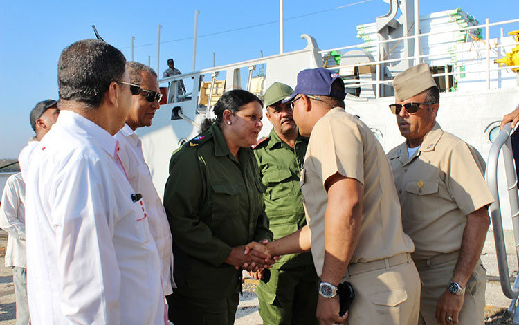 Mercedes López Acea, vicepresidenta del Consejo de Estado, recibió a tripulación del buque de la Armada de República Dominicana.