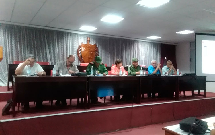 Reunión sobre venta de materiales a damnificados del huracán Irma.