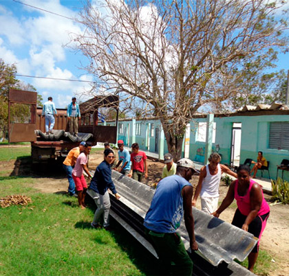 Llegan tejas para el techo de la escuela de La Panchita, en Corralillo, Villa Clara. Llegan tejas para el techo de la escuela de La Panchita, en Corralillo, Villa Clara.