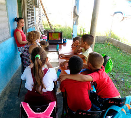 Niños de La Panchita reciben clases en aulas improvisadas en casas, luego del paso del huracán Irma. Niños de La Panchita reciben clases en aulas improvisadas en casas, luego del paso del huracán Irma.