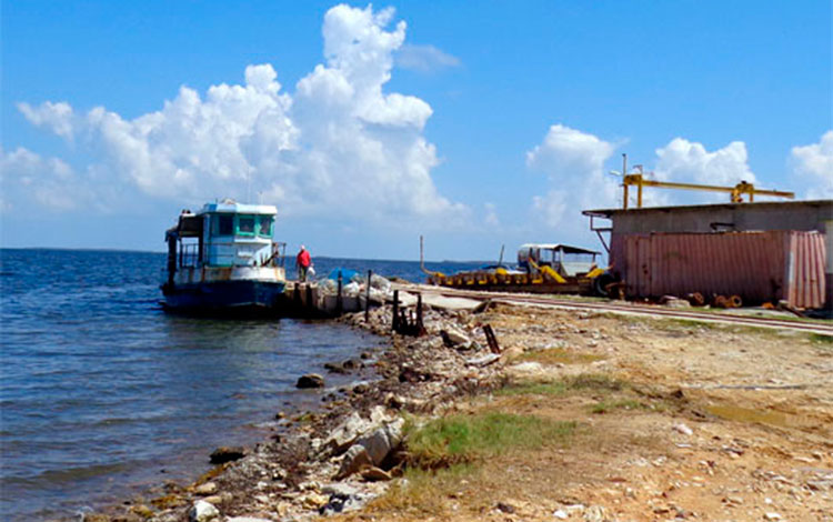 Barco en litoral corralillense. Barco en litoral corralillense.