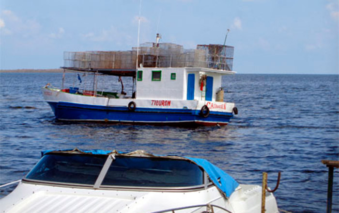 Barco en el litoral de Corralillo, Villa Clara, Cuba. Barco en el litoral de Corralillo, Villa Clara, Cuba.