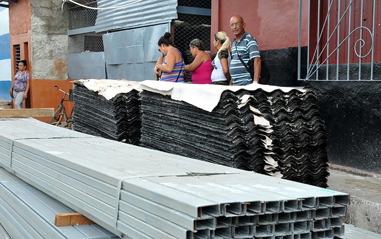 Punto de venta de materiales de construcción para damnificados del huracán Irma.