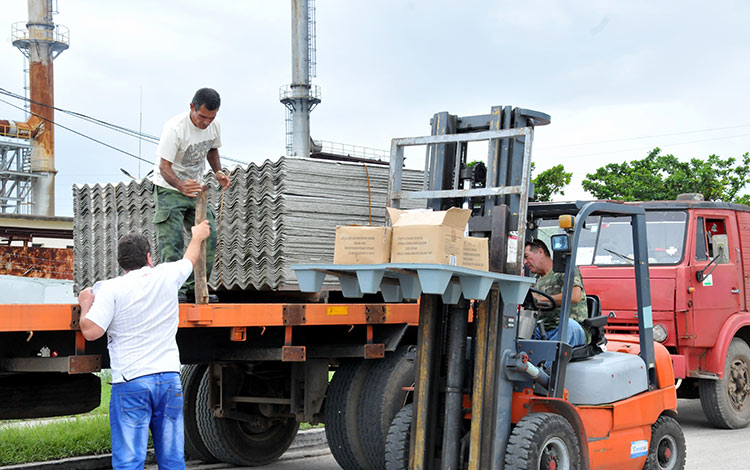 Distribución de materiales de construcción para damnificados por huracán Irma.
