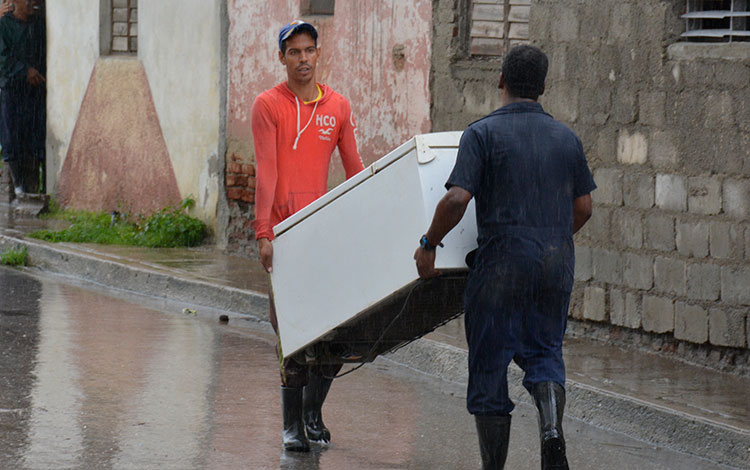Evacuación de comunidades por fuertes lluvias en Villa Clara.