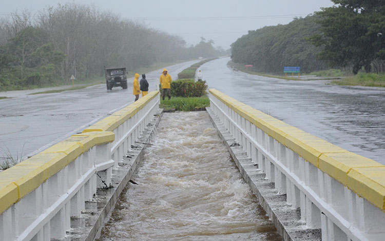 Inundaciones en la Autopista Nacional de Cuba, kilometro 254, en Villa Clara.