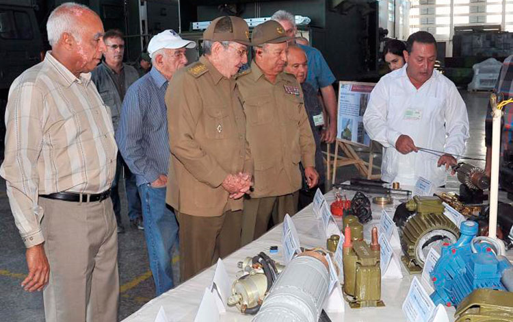 General de Ejército Raúl Castro recorre Empresa Militar Industrial de Mayabeque.