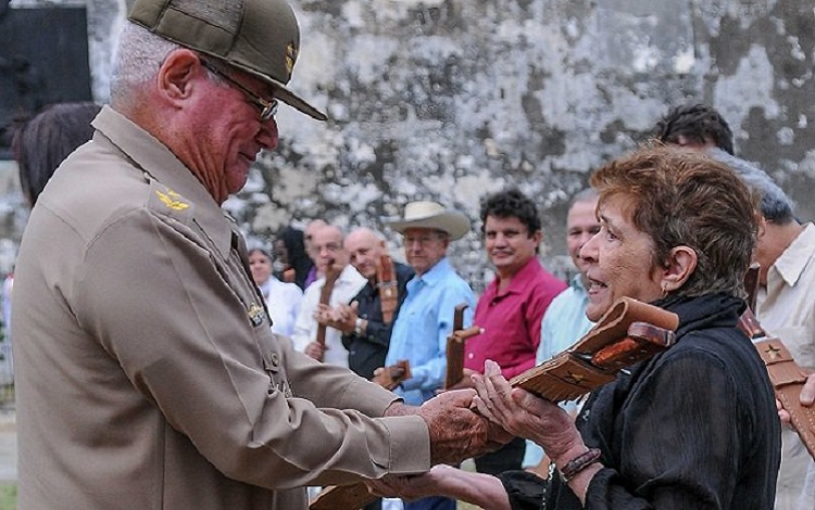 Conceden réplica del machete de Máximo Gómez