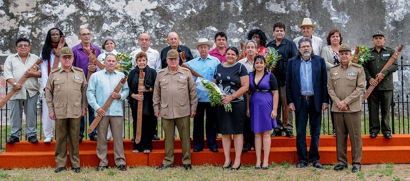 Personalidades con réplica del machete de Máximo Gómez