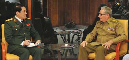 General de Ejército Raúl Castro Ruz y Coronel General Luong Cuong.