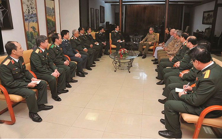 General de Ejército Raúl Castro Ruz recibe a delegación militar de Vietnam.