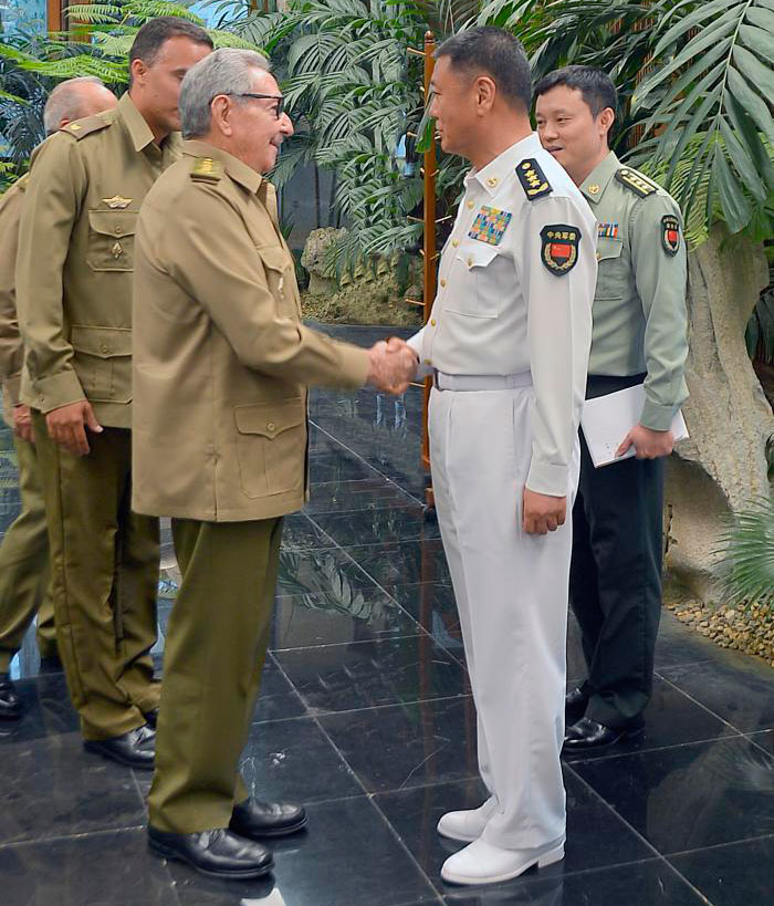 General de Ejército Raúl Castro Ruz y Almirante Miao Hua.