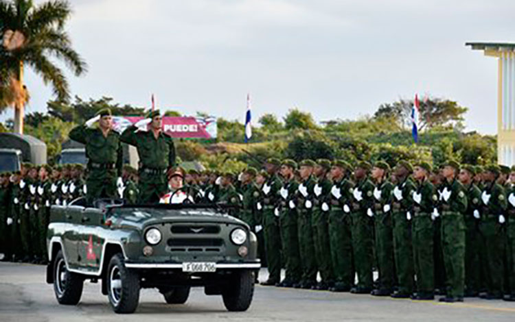 Pase de revista en ceremonia de imposición de Orden Antonio Maceo a Trpas Especiales de las FAR,