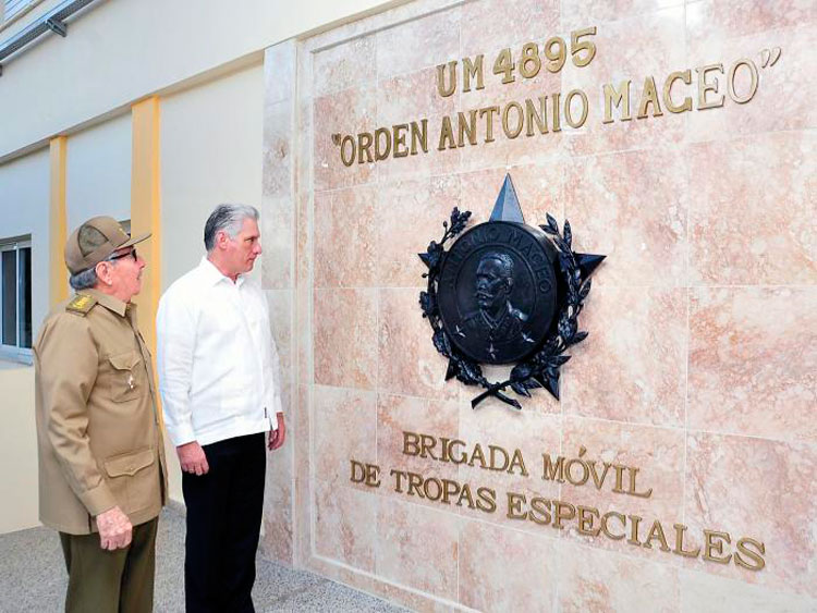 Raúl Castro Ruz y Miguel Dí­az-Canel Bermúdez en la Brigada Móviel de Tropas Especiales, Orden Antonio Maceo.