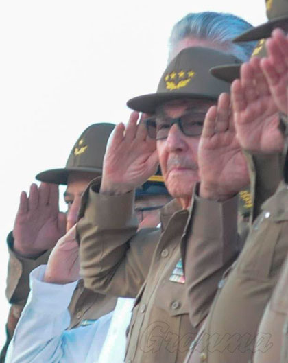 Raúl Castro Ruz en acto de entrega de la Orden Antonio Maceo a la Brigada Móvil de Tropas Especiales.