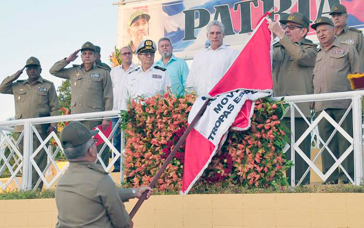 General de Ejército Raúl Castro Ruz impone Orden Antonio Maceo a la Brigada Mövil de Tropas Especiales.