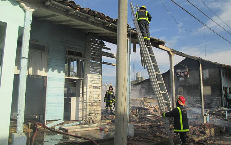 Casas destruidas por incendio en Placetas. Casas destruidas por incendio en Placetas.