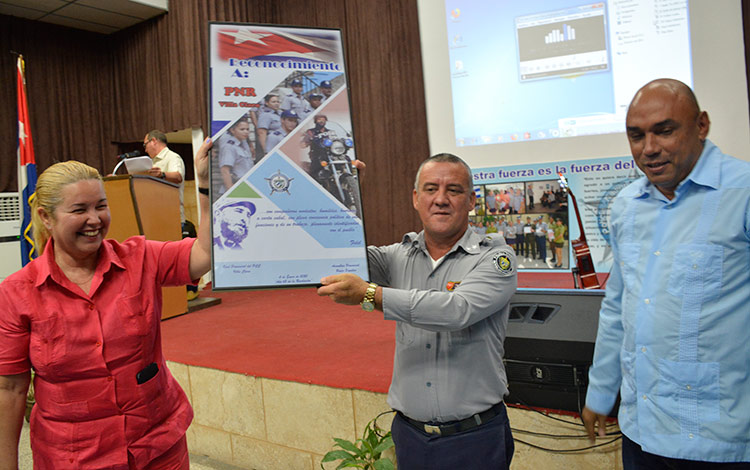 Yudí Rodríguez Hernández, miembro del Comité Central y primera Secretaria del Partido Comunista en Villa Clara, y Alberto López Díaz, presidente de la Asamblea Provincial, entregan reconocimientos a la Policía Nacional Revolucionaria en el Aniversario 61 de su fundación el cinco de enero de 1959. (Fotos: Ramón Barreras Valdés) Yudí Rodríguez Hernández, miembro del Comité Central y primera Secretaria del Partido Comunista en Villa Clara, y Alberto López Díaz, presidente de la Asamblea Provincial, entregan reconocimientos a la Policía Nacional Revolucionaria en el Aniversario 61 de su fundación el cinco de enero de 1959. (Fotos: Ramón Barreras Valdés)
