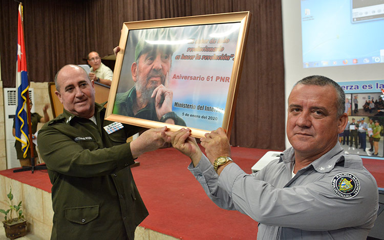 El teniente coronel Gustavo Díaz Villalobos,  jefe del Minint, en Villa Clara, entregó un reconocimiento a la PNR por el Aniversario 61 de su fundación. (Fotos: Ramón Barreras Valdés)   