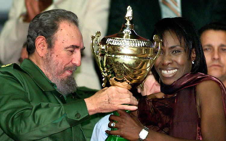 Fidel Castro junto a la voleibolista Mireya Luis.