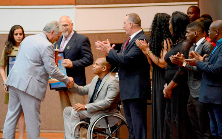 Miguel Díaz-Canel Bermúdez, presidente de Cuba, premia a los mejores atletas del año 2018.