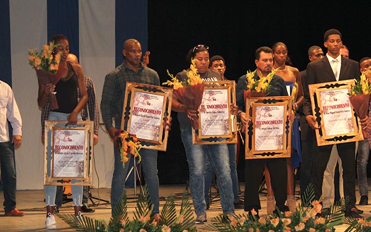 Mejores atletas de Villa Clara en gala de premiación.