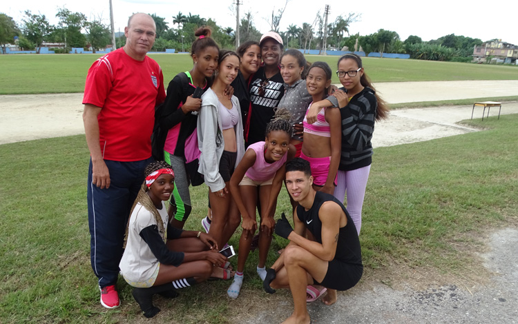 Yipsi Moreno (al centro) junto a los bisoños del deporte rey en nuestra provincia y el profesor Alberto Morales Fábregas.