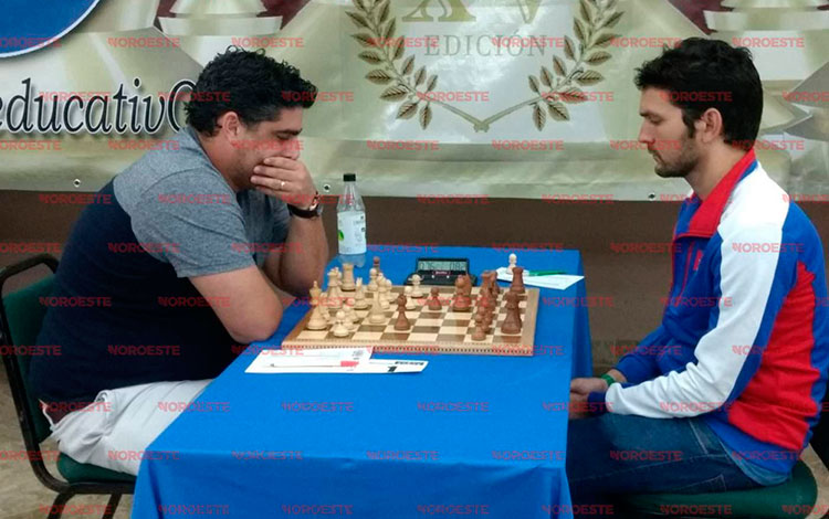 Ermes Espinosa en el torneo abierto de ajedrez de Valladolid, México.