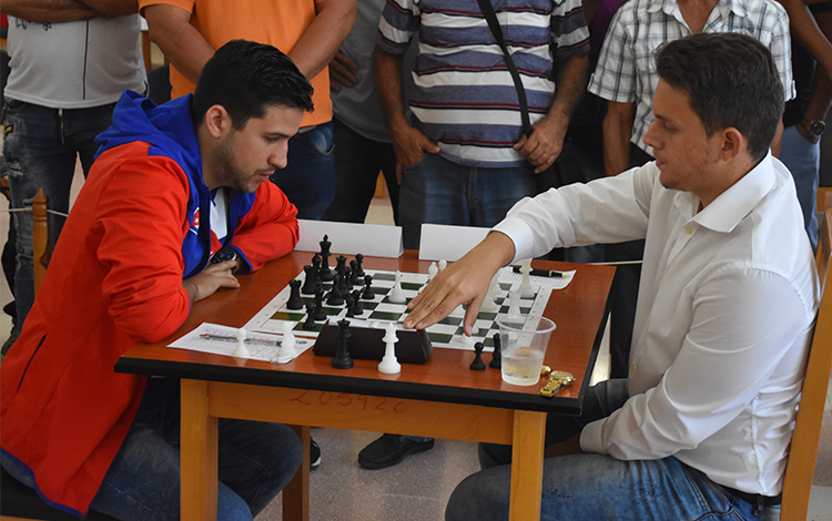 Grandes Maestros Yasser Quesada y Carlos Daniel Albornoz en la final del Campeonato Nacional de Ajedrez de Cuba en 2020.