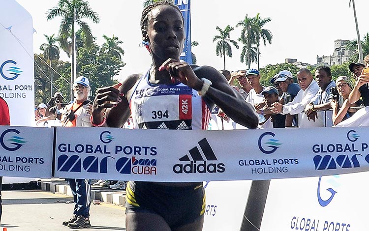 Yudileyvis Castillo Tumbarell, campeona del maratón de Marabana 2018 cruzando la meta.