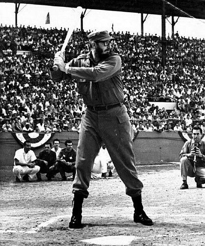 Fidel Castro batea primera bola de la Serie Nacional, 14 de enero de 1962. 