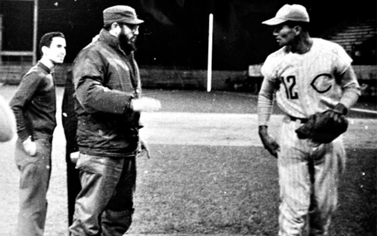 Fidel Castro y el lanzador Aquino Abreu, 6 de febrero de 1966, en el estadio Augusto César Sandino, Santa Clara, Cuba.