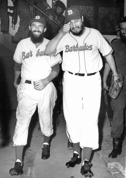 Fidel y Camilo en el juego del equipo Barbudos, el 24 de julio de 1959. 