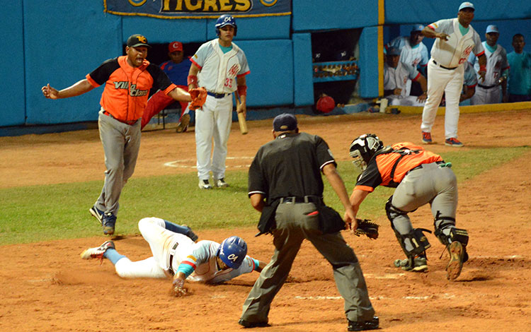 Primer juego Villa Clara-Ciego de ívila, play off.