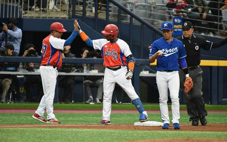 Yoelkis Céspedes en juego preparatorio contra Corea del Sur.