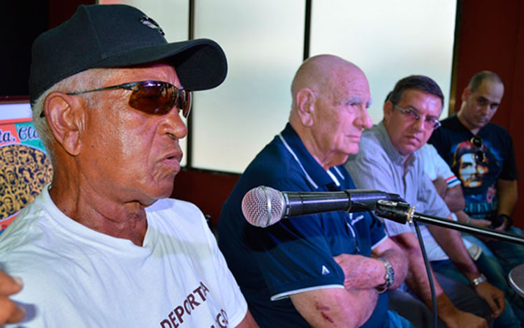Andrés Ayón durante el homenaje a Martín Dihigo y a Mike Cuéllar, en Santa Clara.