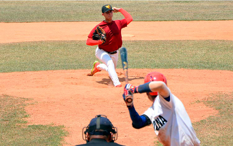 Oscar Hernández, pitcher