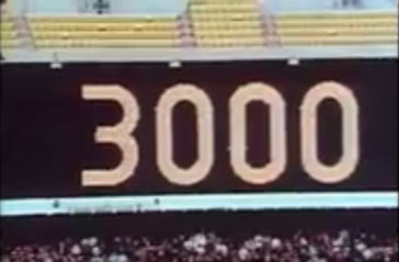 Pizarra del estadio anuncia 3000 jits de Roberto Clemente.