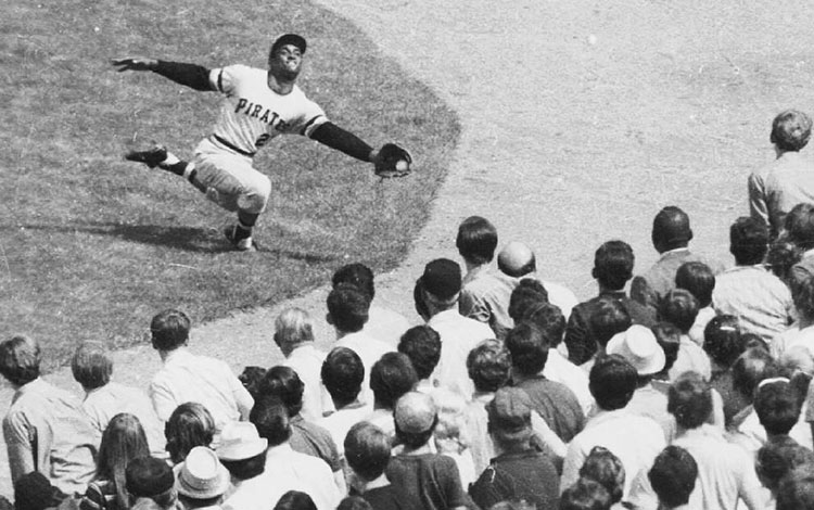 Roberto Clemente fildeando.