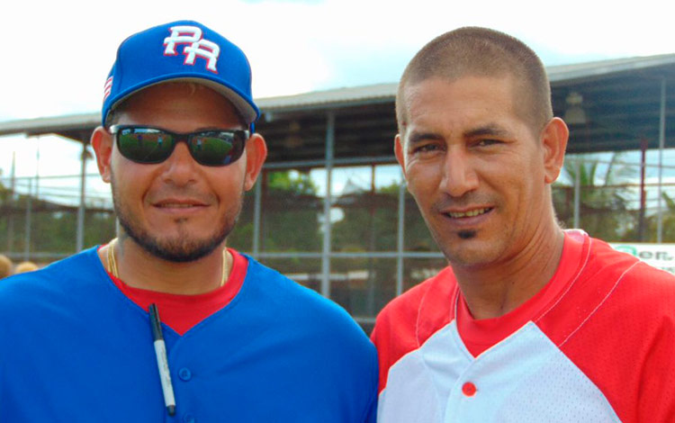 Yadier Molina y Ariel Pestano, mánager de Puerto Rico y Cuba, respectivamente.