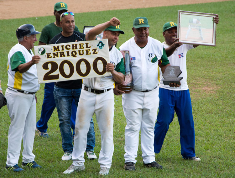 Michel Enrí­guez con el cartel de los 2000 jits.