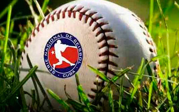 Pelota y logo de la Serie Nacional de Béisbol de Cuba.