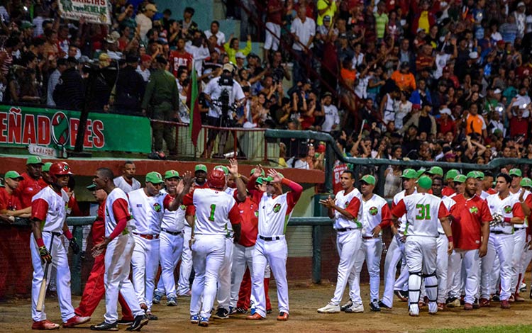 Equipo Las Tunas celebra victoria en sexto juego contra Industriales.