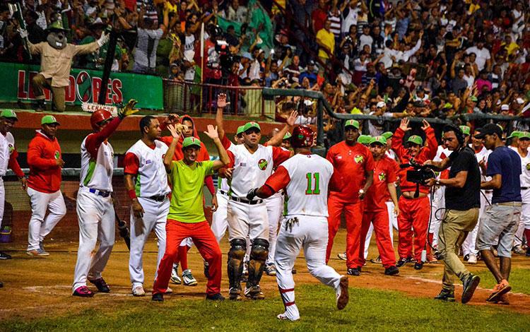 Equipo Las Tunas celebra la victoria contra Industriales.