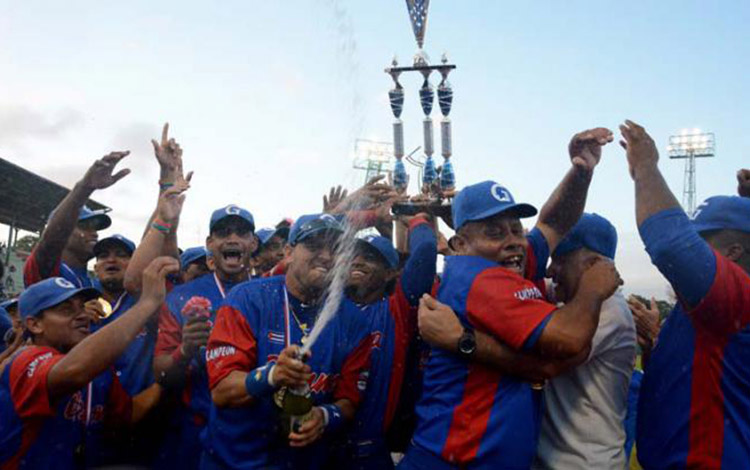 Equipo Granma de béisbol celebra victoria