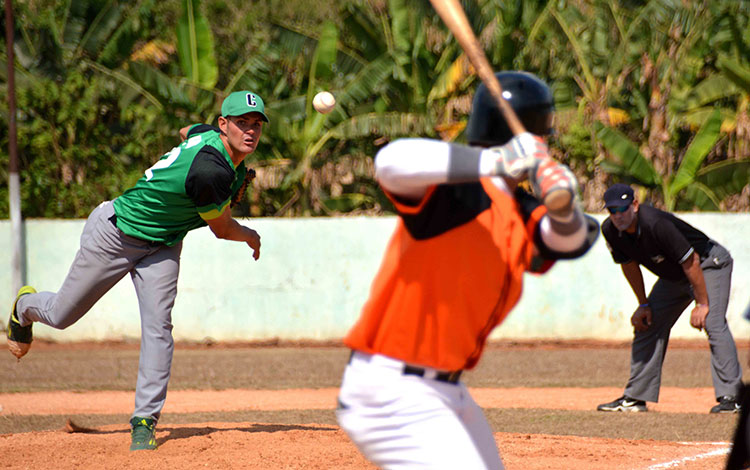 Adrián Bueno, pitcher del equipo sub-23 de béisbol de Cienfuegos.