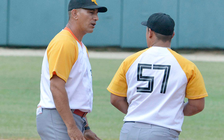 Ariel Pestano y Yanny Delgado, equipo Villa Clara sub 23 de béisbol.